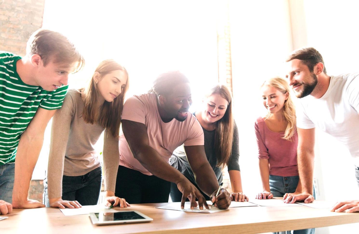 Estudiantes trabajando en ejercicios prácticos de presupuesto flexible